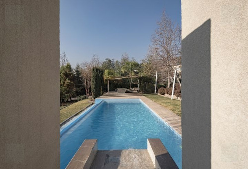 Casa En Venta De 5 Dorm. En Las Condes