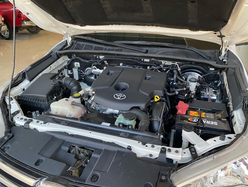 Imagen 8 de 10 de Toyota Hilux 2.8 Cd Srv 177cv 4x2 2017