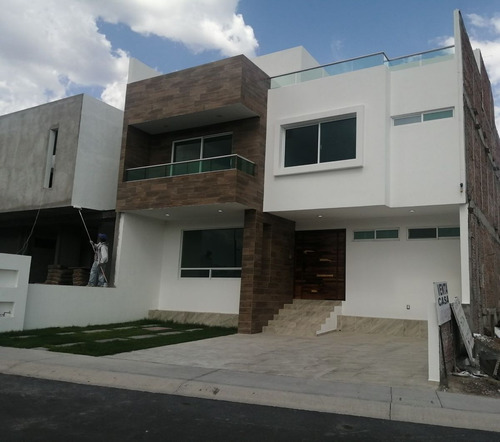 Se Vende Residencia En Lomas De Juriquilla, 4ta Recamara En 