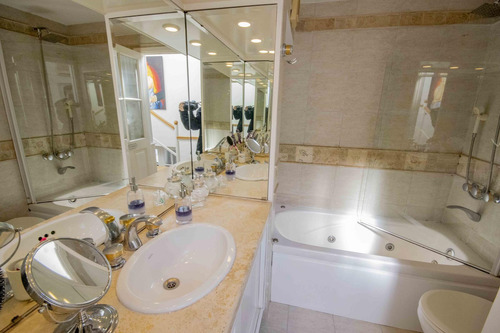 Casa De 7 Ambientes De Estilo Arquitectónico Antiguo En Venta En Florida.