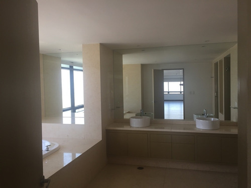 Imagen 14 de 25 de Increíble Ph Remodelado En Torre Lomas Con Vista Panorámica