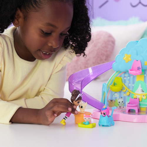 Gabbys Dollhouse, Sala De Juegos En La Oreja De Cuidado De Los Gatitos, Set De Juego De 17 Piezas Con 4 Figuras Y Muebles Para La Casa De Muñecas, Juguetes Para Niños Y Niñas A Partir De 3 Años