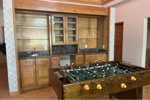 Espectacular Casa En Venta En San Isidro, Con Un Enorme Jardin Y Alberca.