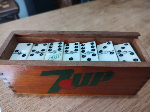 Domino Antiguo Refresco 7up En Caja De Madera (Usado)