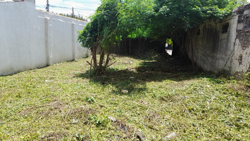 Se Vende Lote, 240m2, Cerrado, 6 Cuadras De Av. Armada Arg.