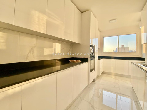 Apartamento De 4 Dormitorios En Venta En Edificio Paramount, Punta Del Este.