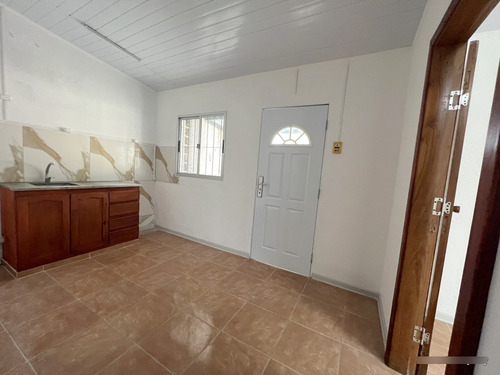 Alquiler De Hermoso Apartamento Punta De Rieles, Tipo Casita, Lugar Para 2 Autos, 1 Dormitorio, Patio, Sin Gastos Comunes, A Nuevo!! Muy Segura