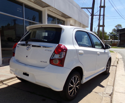 Imagen 3 de 15 de Toyota Etios 5 Ptas Xls M/t6 Vel. 0km My22 Blanco Disponible