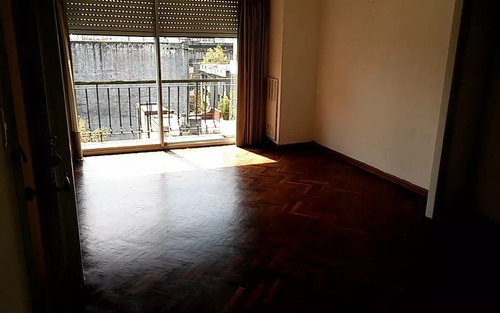 Se Alquila Apartamento Con Balcón, 2 Dormitorios Y 2 Baños En Centro!!