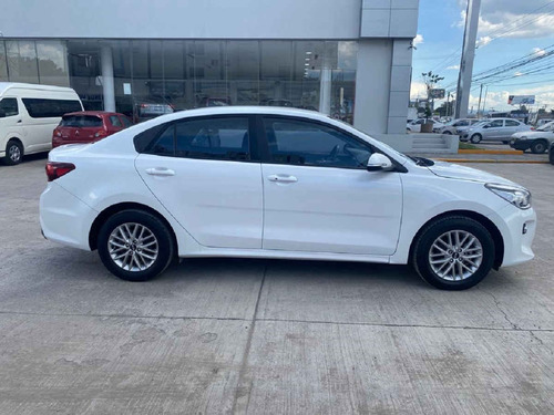 Imagen 2 de 15 de Kia Kia Rio Sedan 2018 4p Ex Man Ve F. Niebla Ra-15