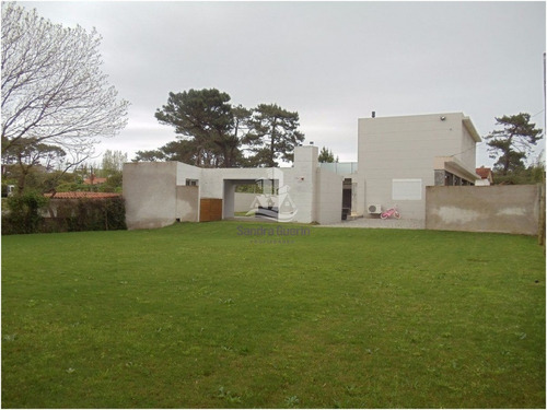 Casa Cerca De La Playa En Rincón Del Indio, Punta Del Este.- Ref: 30251