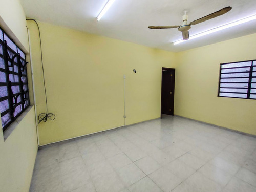 Amplio Edificio Multifuncional En Venta A Dos Cuadras De Per