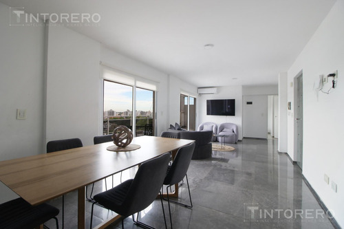 Departamento En Venta De 4 Ambientes Con Balcón Aterrazado Y 3 Cocheras Cubiertas En Morón.