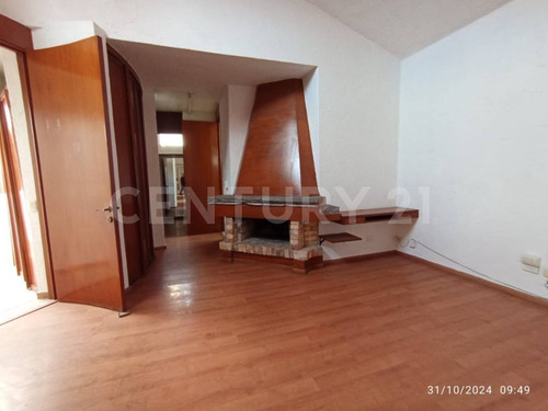 Casa Tipo Colonial Con 3 Recamaras Y Amplio Jardín