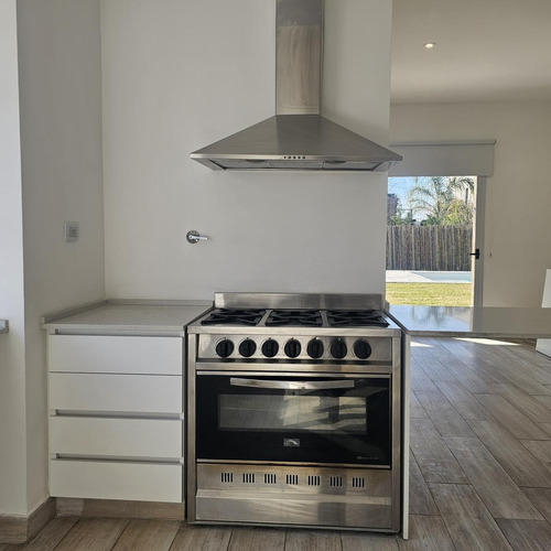 Casa En Venta En Barrio Barbarita, 3 Dormitorios Y Playroom