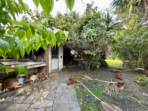 Vende Vivienda Con Buen Terreno.-