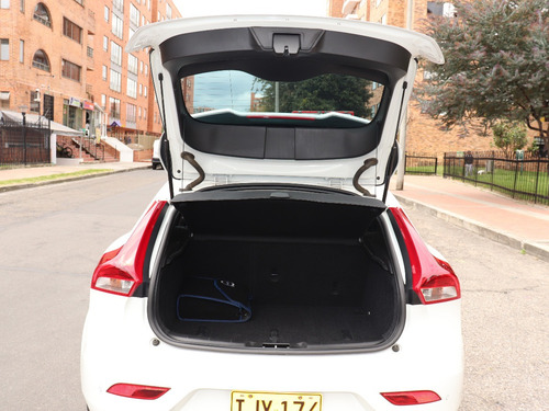 Imagen 15 de 25 de Volvo V40 T4 Kinetic At 1.6 Turbo 2015-blanco-placa 6 Bogotá