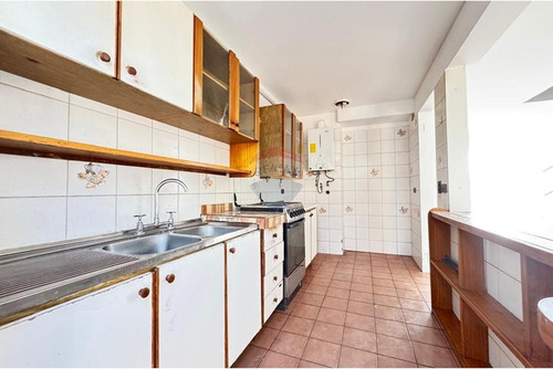 5 Dormitorios 3 Pisos Más Subterráneo Condominio