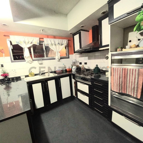 Venta Casa 5 Ambientes - Padua Centro - Con Parque Y Pileta