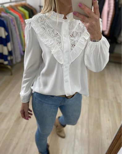 Imagen 2 de 4 de Blusa Remera Con Broderie Mujer The Big Shop