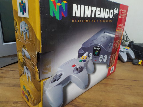 Nintendo 64 Na Caixa C/ Manual Ed. Gradiente Serial Batendo + Expansion Pak, Yoshi's Story, 1 Controle, Cabos E Manuais Originais (Usado)