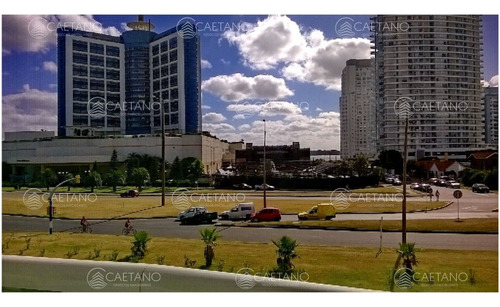 Apartamento En Alquiler A Una Cuadra Del Mar (playa Mansa)  En Torre Nueva, Con Todos Y Excelentes Servicios .