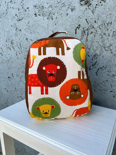 Mochila Infantil Reforzada 30cm Con Bolsillo Interno Marrón León Y Selva