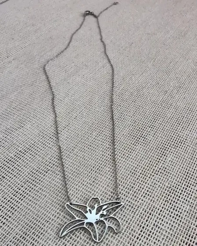 Imagen 3 de 4 de Dije Flor Lily De Acero Con Cadena