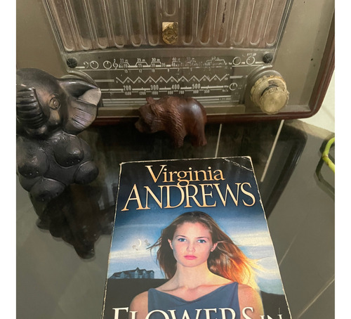 Libro Flowers In The Attic Virginia Andrews En Ingles