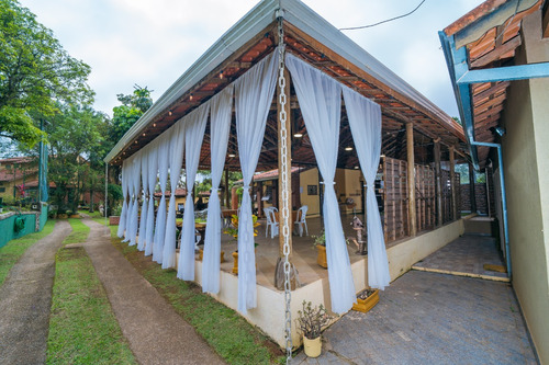 Vendo Belíssima E Encantadora Chácara!!! Com Duas Casas, Com Dois Salões De Festa E Muito Mais, Confira A Descrição Abaixo.