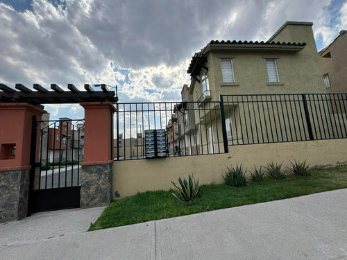 Casa Sola, Amplia ,en Renta, De 2 Niveles,de 2 Recamaras, 2 1/2 Baños, 2 Estacionamientos, Terraza Con Pérgola, Amenidades, Fraccionamiento Real Madeira Fase Iv, Pachuca De Soto, Hidalgo