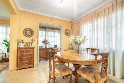 Casa En Venta De 5 Dorm. En Macul