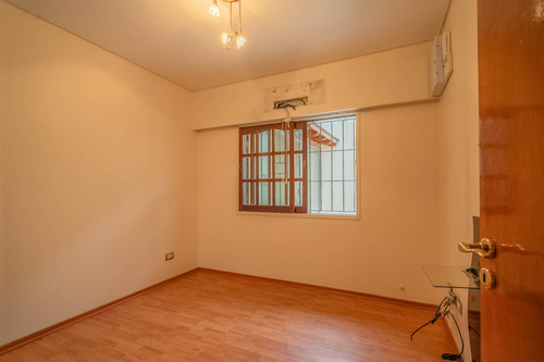 Venta Casa 4 Ambientes Con Patio Y Cochera En Ramos Mejía