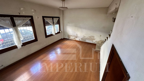 Se Vende Amplia Casa En Cordon Sur ,  3 Dormitorios, 2 Baños Y Garaje.