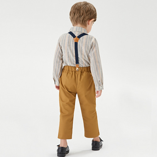 Conjunto De Camiseta A Rayas Con Pajarita Y Pantalones Con T