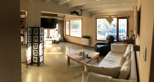 Venta - Casa 3dorm + Depto - Patio Y Pileta