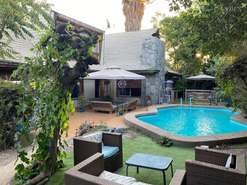 Casa En Venta De 5 Dorm. En Las Condes