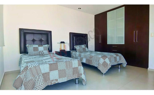 ¡encantadora Casa En Venta Con Amplio Jardín Y Excelente Vista Al Lago En Lomas De Gran Ja...