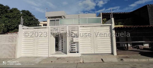   Maribelm & Naudye, Venden  Hermosa Casa Moderna, Terraza Y Mas  En  Los Cardones Barquisimeto  Lara, Venezuela,   5 Dormitorios  5 Baños  350 M² 
