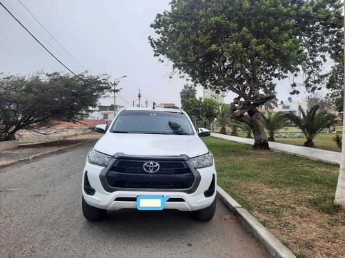 Imagen 4 de 5 de Alquiler De Camioneta Hilux 4x4 2022