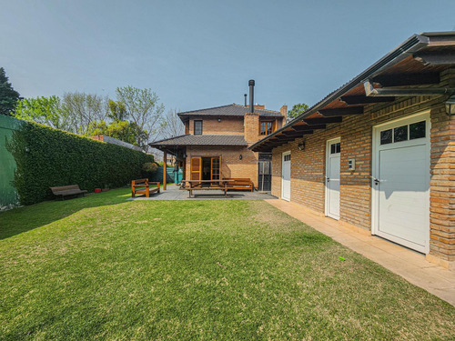 Casa De 3 Dormitorios Con Gran Jardín Y Pileta En Fisherton