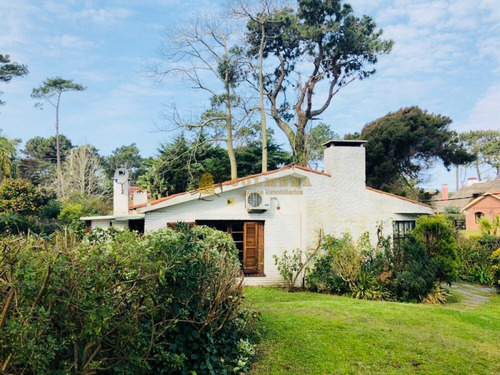 Linda Casa En Zona Pinares!! Ideal Vivir Todo El Año- Ref: 1189