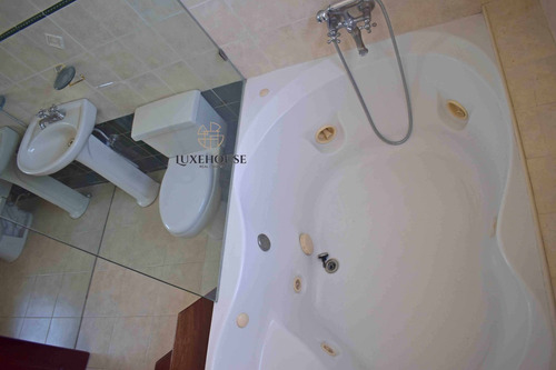 Imagen 16 de 16 de Amplio Pent-house De 250 Mtrs Con Jacuzzi. Revestido En Caoba En Sala, Estar, Comedor Y Habitación Principal. Con Excelente Ubicación Cerca De Supermercados, Ferreterías, En La Moraleja (eaa-003)