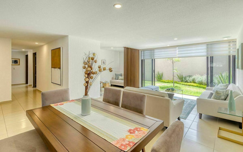 En Venta Casa Entre El Refugio Y Zibata, 139 M2, Gran Jardín, 3 Recamaras