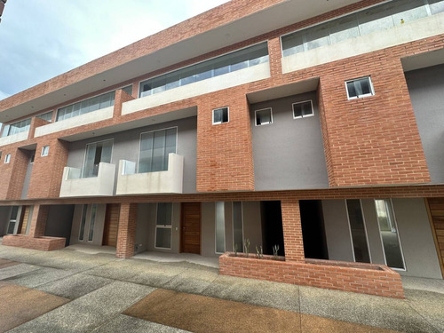 En Venta Townhouse En Mañongo Naguanagua, 233615 Acv