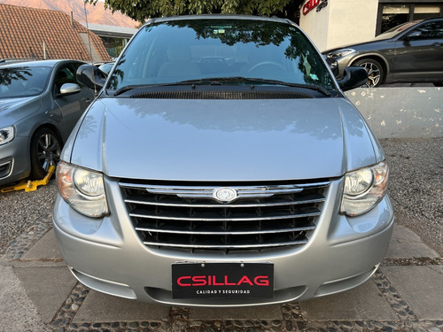 Imagen 2 de 25 de Chrysler Town Country 2005 Flamantísima