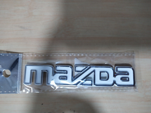 Imagen 1 de 3 de Emblema Mazda 323 Persiana Palabra Mazda Blanco Envio Gratis