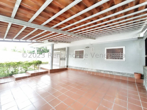 Edel Vargas Renta House Lara Ofrece En Venta  Bella Y Confortable  Casa Zona Este Con Tanque Subterraneo Y Vigilancia Privada   Ev 