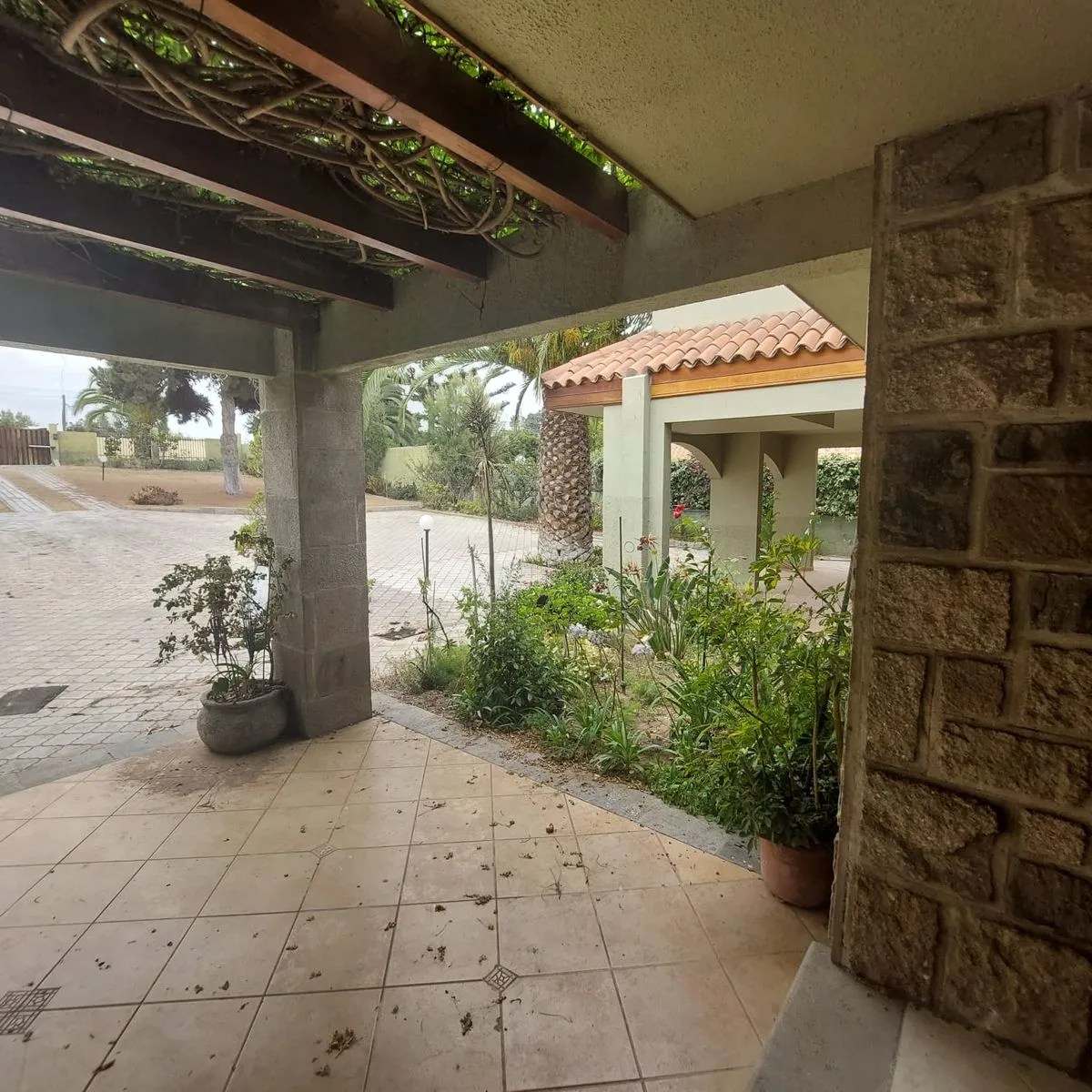 Imagen 4 de 30 de Gran Casa De Dos Niveles En Calle Cerrada Con Lind...