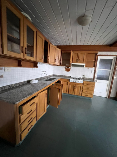 Casa Con Galpón En Barrio Las Avenidas